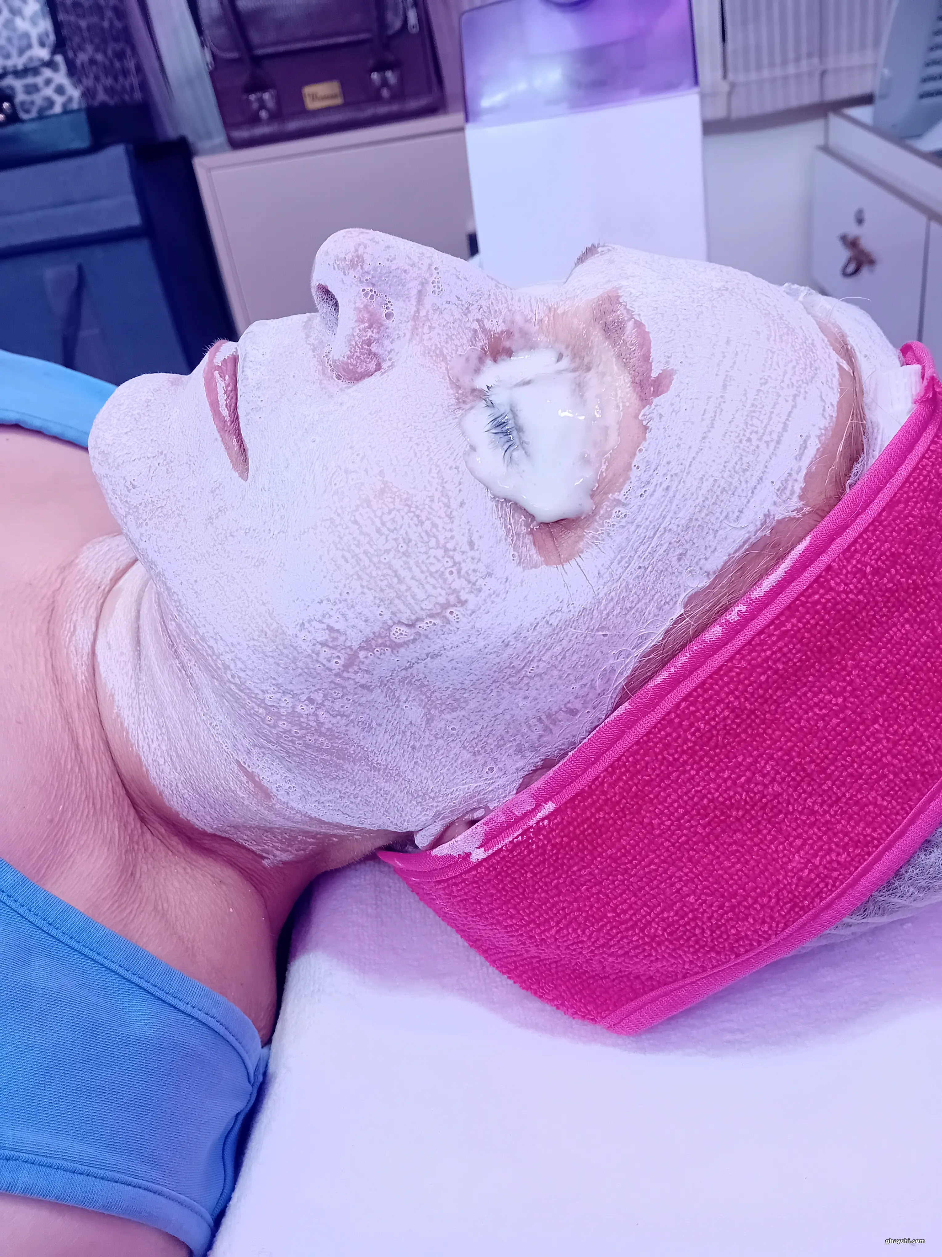 قبل پوست — فیشیال صورت در  خیابان مرداویج، اصفهان — غزاله عالی وند